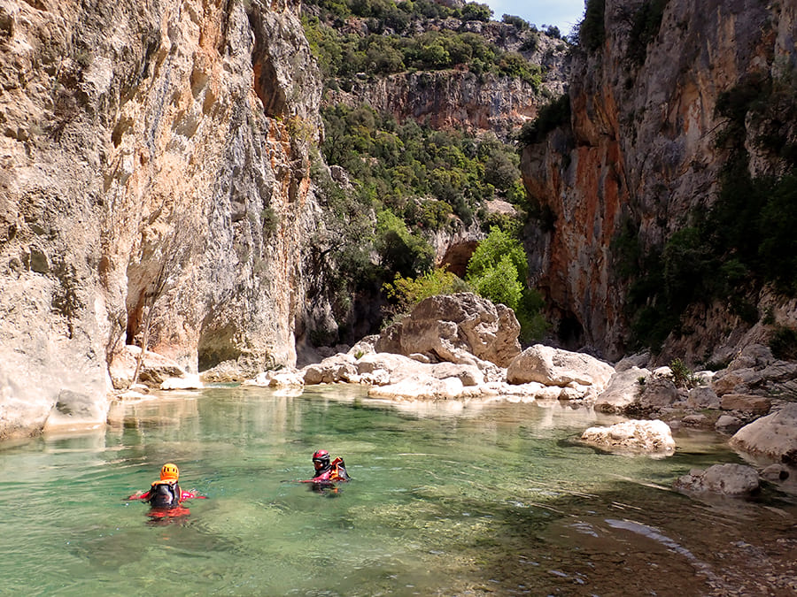 Baignade dans une eau turquoise en Espagne