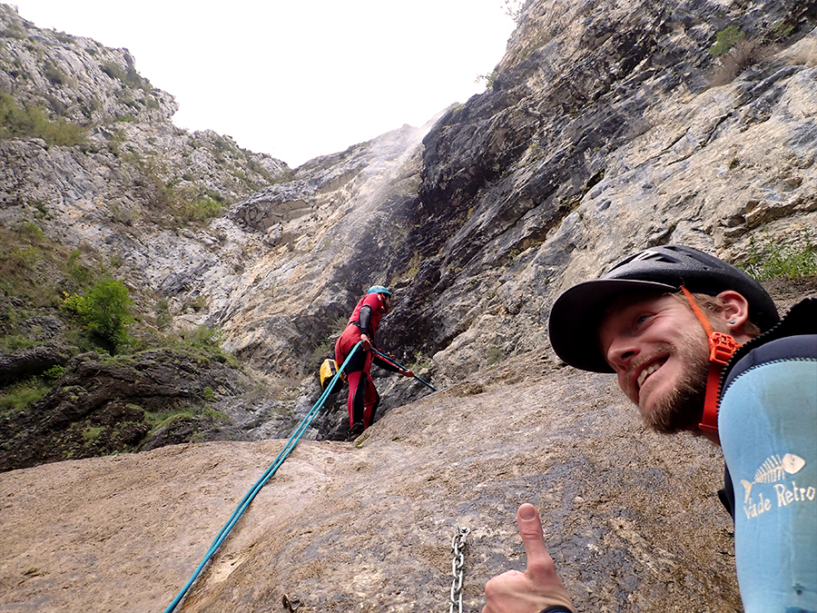 enchainement de rappels sur la cascade de 150 mètres dans le Ruzand