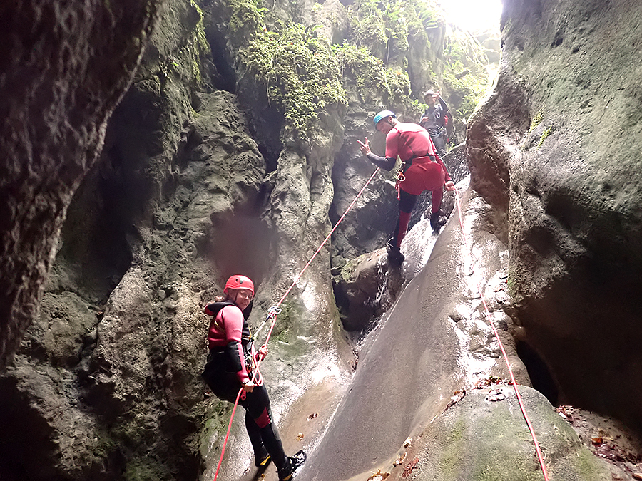 Rappel dans un bel encaissement dans le canyon du Ruzand