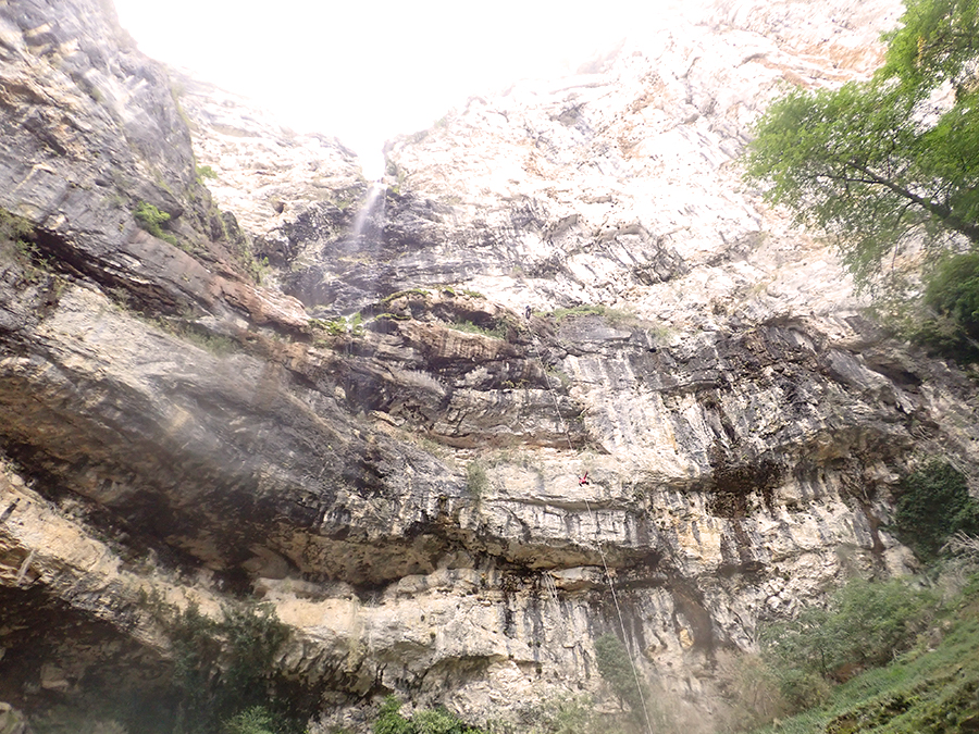 Vue du bas de la cascade de 150 mètres du Ruzand