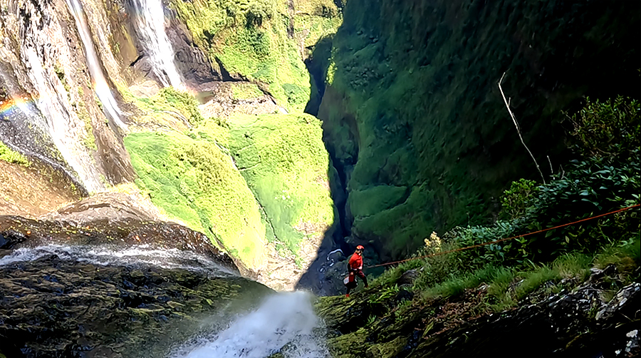 Vue sur le haut de la plus belle cascade de la réunion