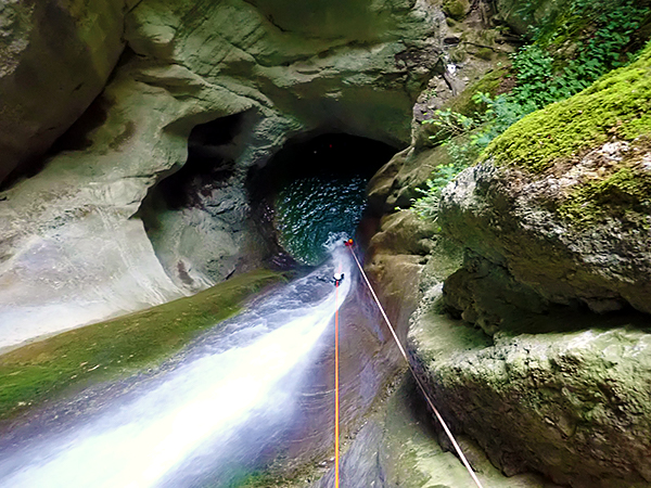 Descente en rappel dans le canyon du Grenant, Chartreuse, près de Grenoble, pour une expérience inoubliable de canyoning.