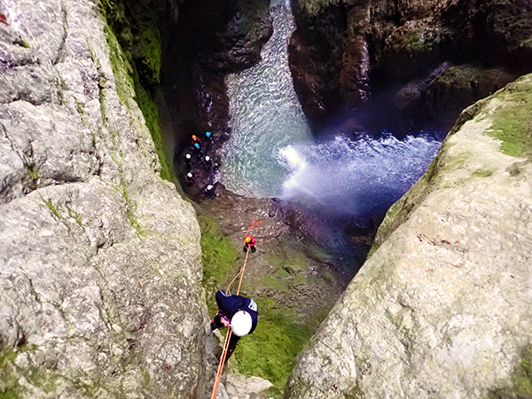 Un enfant qui fais un toboggan dans le canyon du Versoud, dans le Vercors, proche de Grenoble.